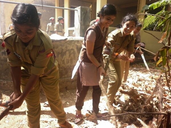 എൻ.സി.സി കേഡറ്റുകൾ പരിസരം വൃത്തിയാക്കുന്നു