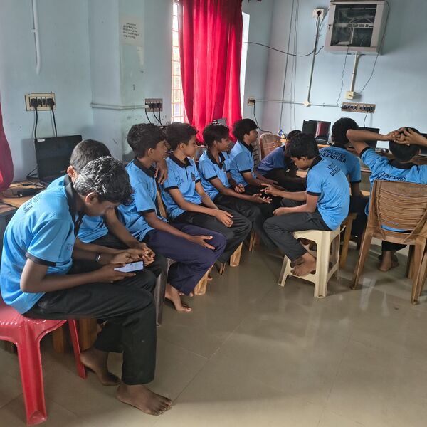 പ്രമാണം:13034 summercamp4.jpg