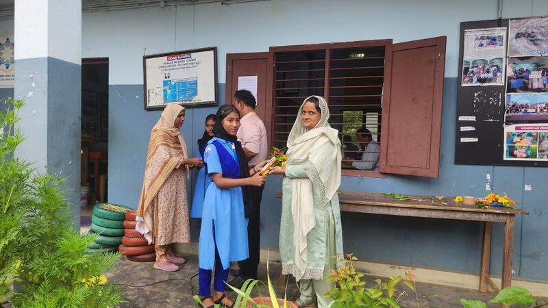 പ്രമാണം:47045-teachers day21.jpg