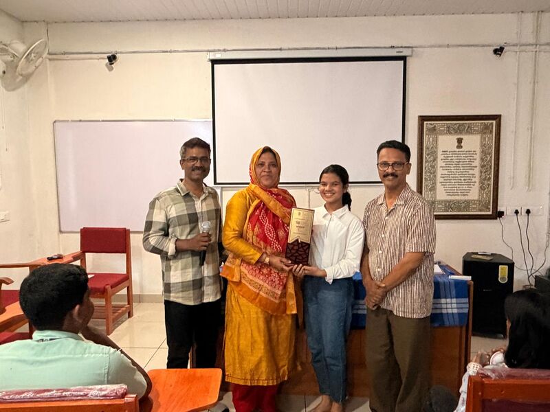 പ്രമാണം:16054 Shortfil prize.jpeg