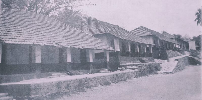 പ്രമാണം:18586-school building old.jpg