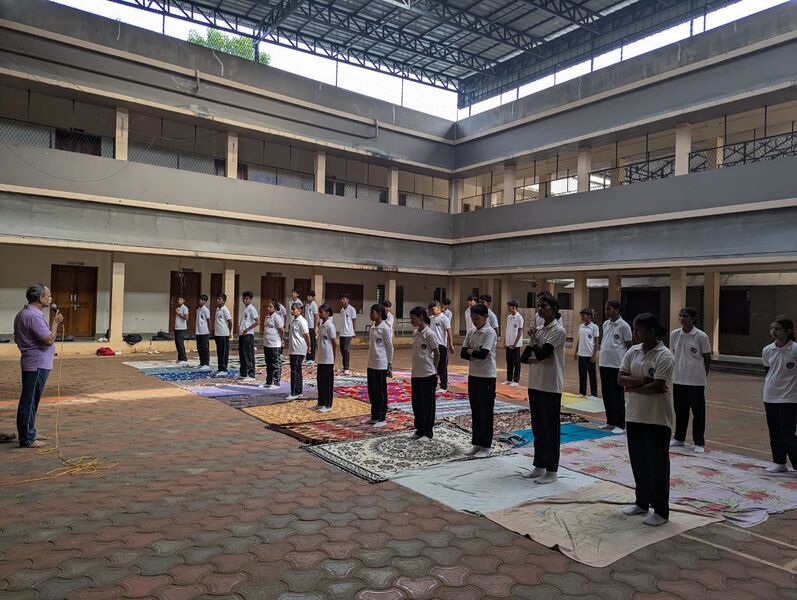 പ്രമാണം:23051 yoga.jpg