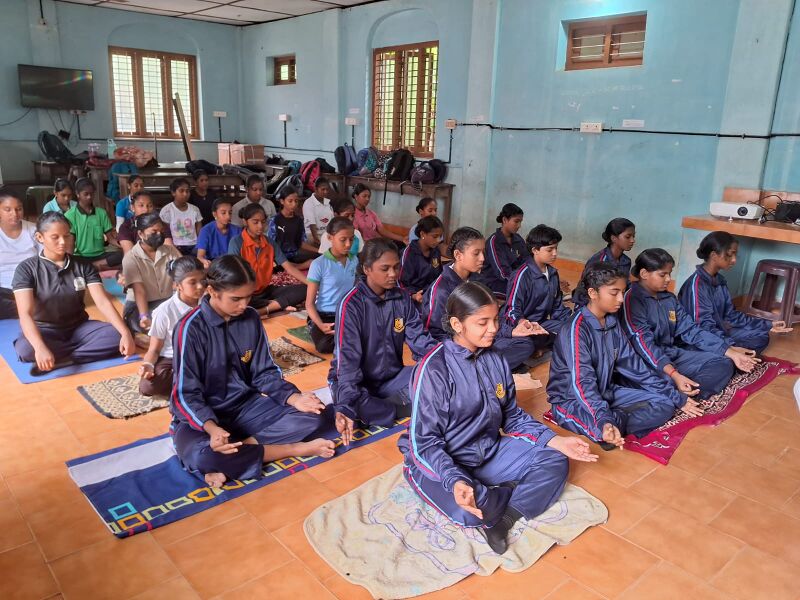 പ്രമാണം:36012 yoga .jpeg