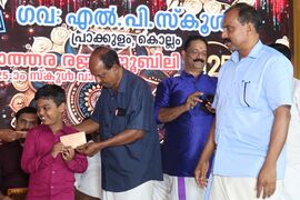 ശ്രീ തങ്കപ്പൻ പിള്ള ഭാര്യ ലക്ഷ്മിക്കുട്ടിയമ്മ മെമ്മോറിയൽ എൻഡോമെന്റ് തൃക്കരുവ ഗ്രാമ പഞ്ചായത്ത് ആരോഗ്യ വിദ്യാഭ്യാസ സ്റ്റാൻഡിംഗ് കമ്മിറ്റി ചെയ‌ർമാൻ ശ്രീകുമാ‍ർ ആശിഷ് വിനോദിന് നൽകുന്നു