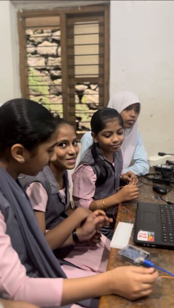 പ്രമാണം:48086 up training lk2.jpg