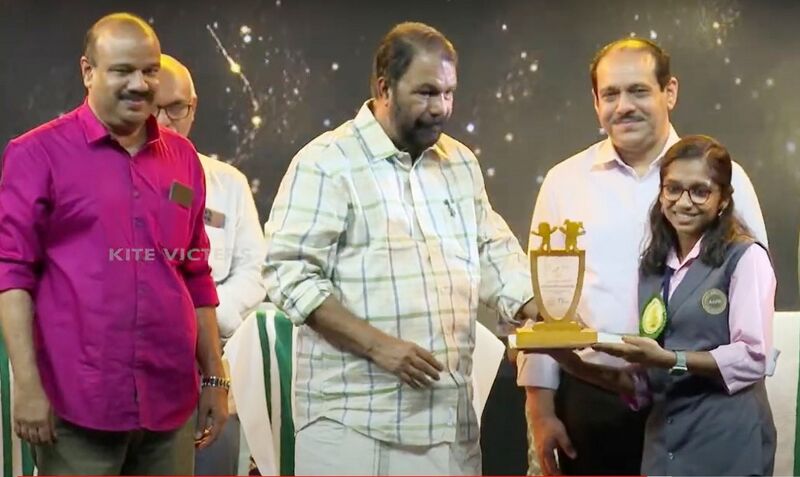 പ്രമാണം:Harithavidyalayam show best performer.jpeg