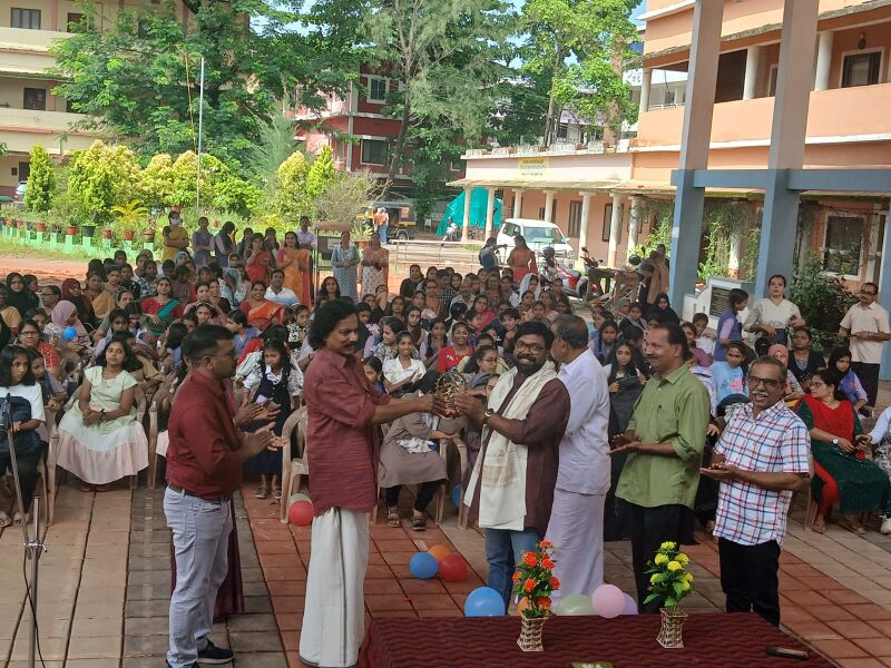 പ്രമാണം:13098 HONORING CEREMONY.jpg