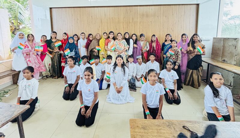 പ്രമാണം:19868-Independence day celebration3.jpg