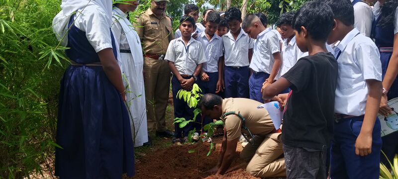 പ്രമാണം:22267 june.jpg