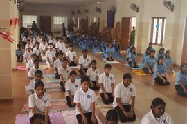 യോഗാസനം ചെയ്യുന്ന വിവിധ ക്ലബ് അംഗങ്ങൾ