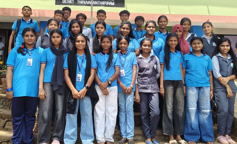 പ്രമാണം:42023 lk27 members.jpg