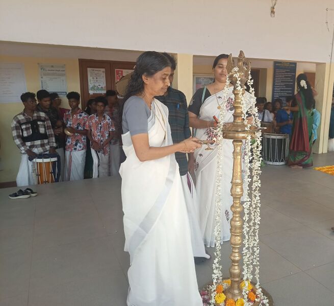 പ്രമാണം:44018 of 2.jpg