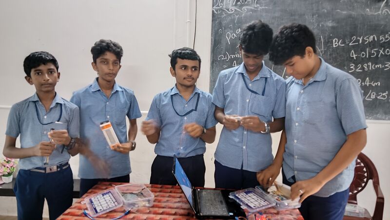 പ്രമാണം:Explaining robotic kit23004.jpg