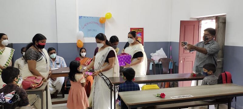 പ്രമാണം:22014 pravesanolsavam3.jpg