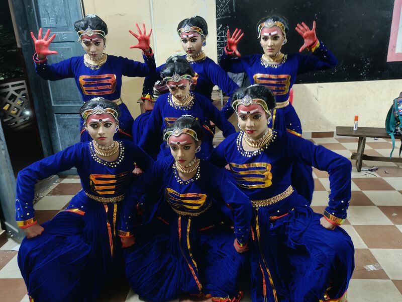 പ്രമാണം:34046 group dance.jpg