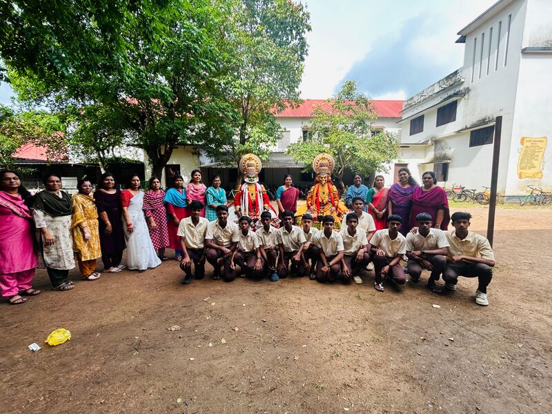 പ്രമാണം:36021 KATHAKALI3.jpg