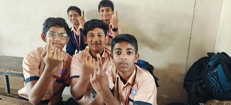 പ്രമാണം:15051 happy voters.jpg