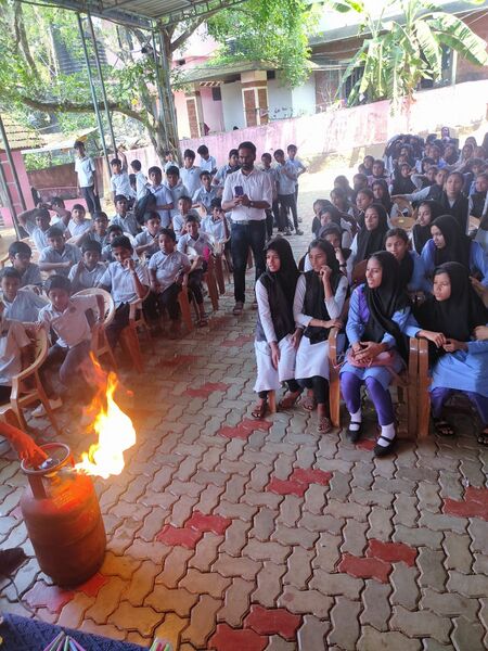 പ്രമാണം:18677 APRIL2.jpg