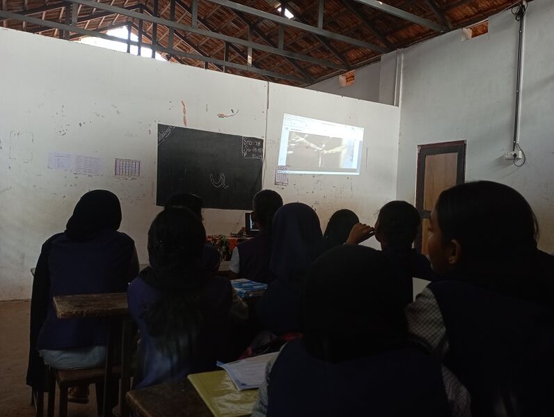 പ്രമാണം:19875 smartclass.jpg