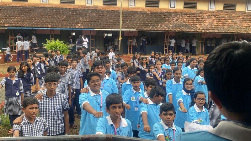 പ്രമാണം:20039.little kites.jpg