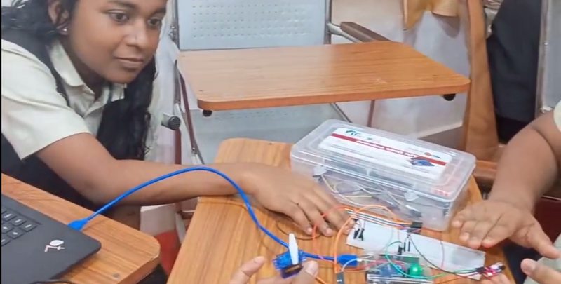 പ്രമാണം:42003 ROBOCLASS2.png