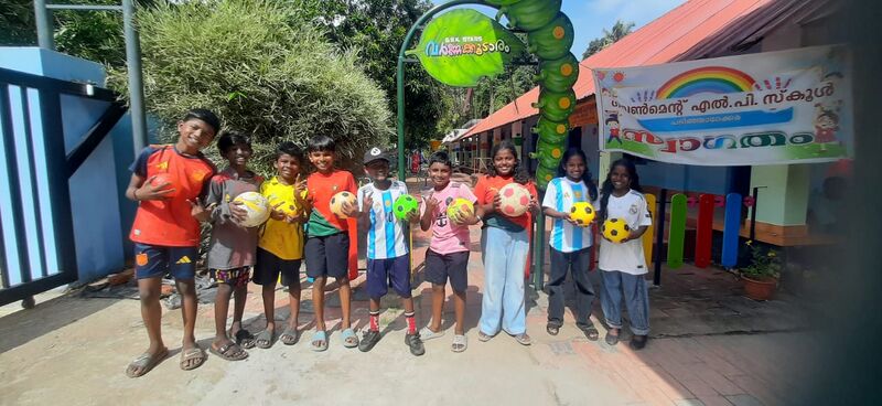 പ്രമാണം:45250 football.jpg