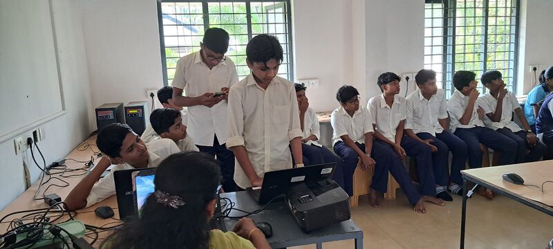 പ്രമാണം:16054 Littlekites AIclass2.jpeg