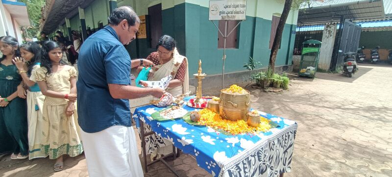 പ്രമാണം:36050 onam 2.jpg