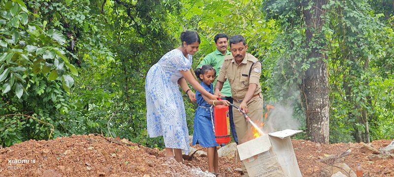 പ്രമാണം:42027 fire3.jpg