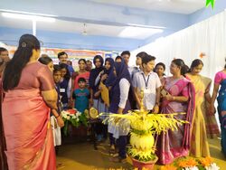 എച്ച്.എം. റാണി ടീച്ചർ സമ്മാനം വാങ്ങുന്നു