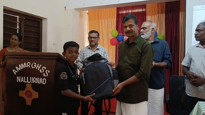 പ്രമാണം:15062 bag supply.jpg
