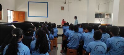 കൈറ്റ് മാസ്റ്റർ സബിത ബൈജു 2025-2028 ലിറ്റിൽ കൈറ്റ്സ് അംഗങ്ങൾക് ക്ലാസ് എടുക്കുന്നു