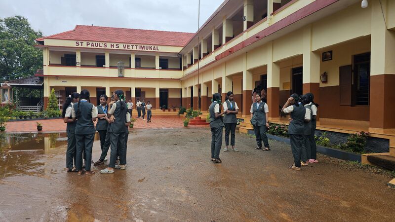 പ്രമാണം:31037 LK SchoolCamp 2024-27Batch 3.jpg