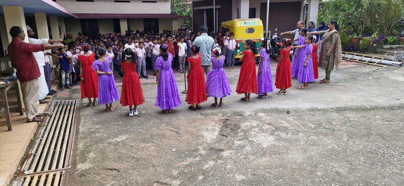 പ്രമാണം:44223 lahari 25 prathinjha.jpg