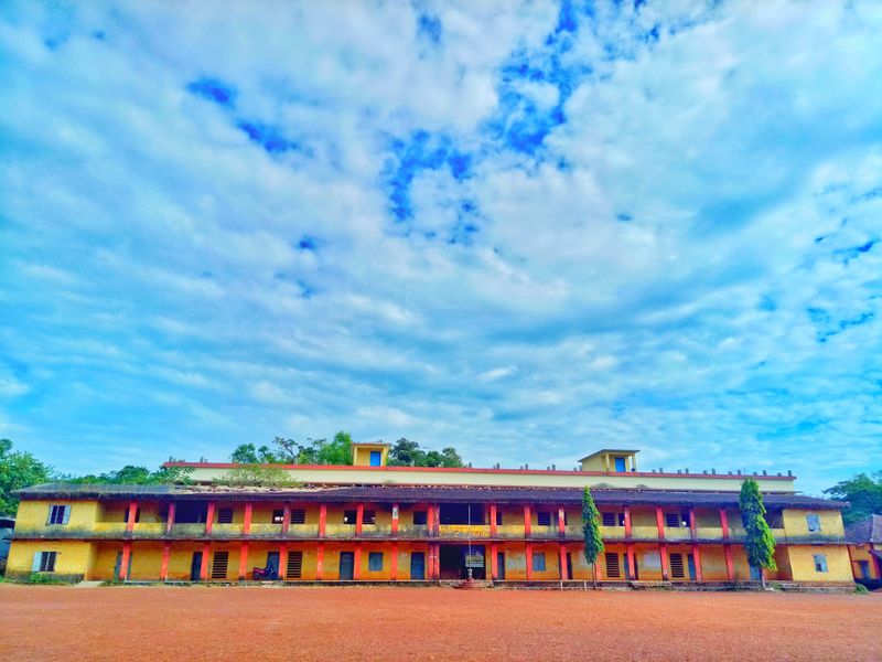പ്രമാണം:GVHSS KARADKA OLD BUILDING.jpeg