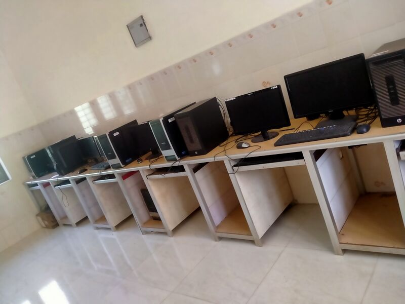 പ്രമാണം:High tech compyter room 1.jpg