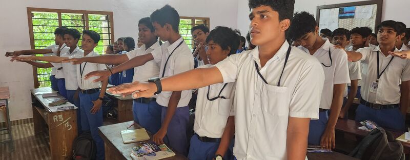 പ്രമാണം:Pledge cleaning 35052 233.jpg