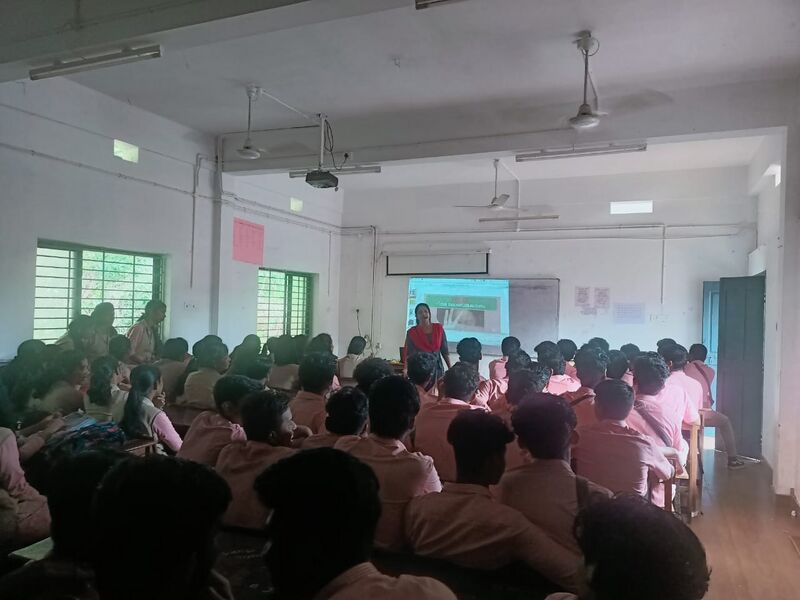 പ്രമാണം:13140 hightech class.jpeg