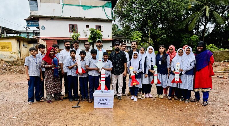 പ്രമാണം:19868-Moon day-water rocket.jpg