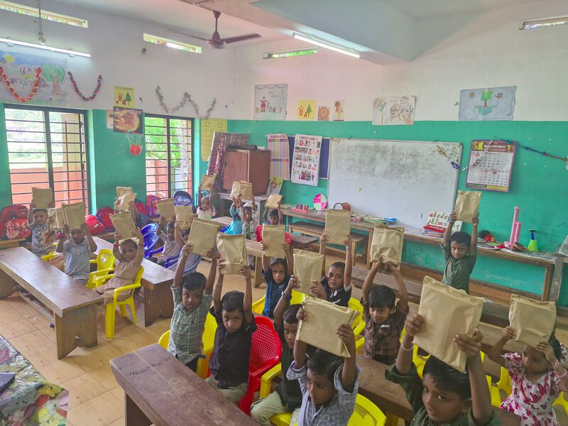 പ്രമാണം:44223 gift distri 1.jpg