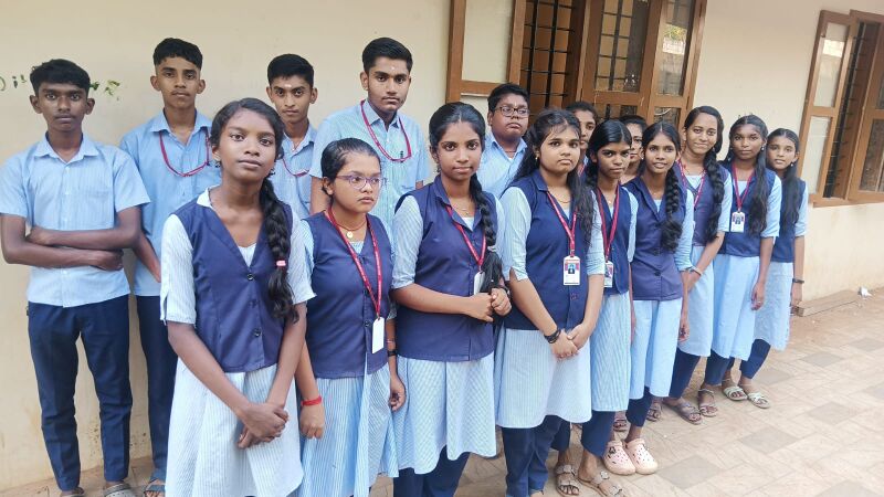 പ്രമാണം:Little kites team.jpg