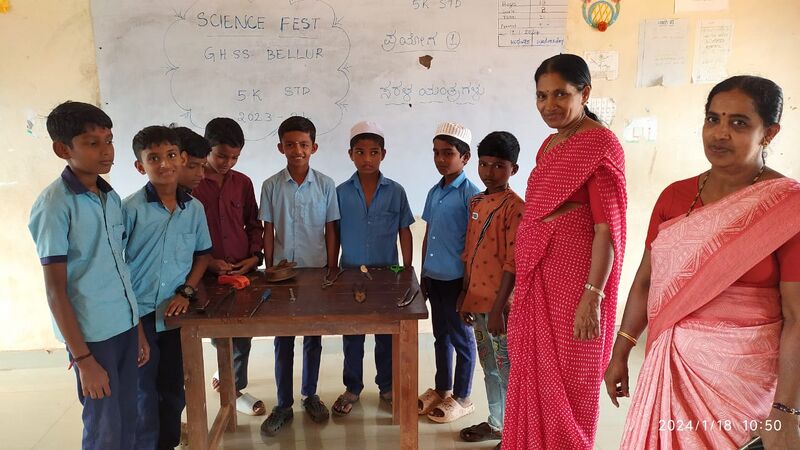 പ്രമാണം:11045 science fair.jpg