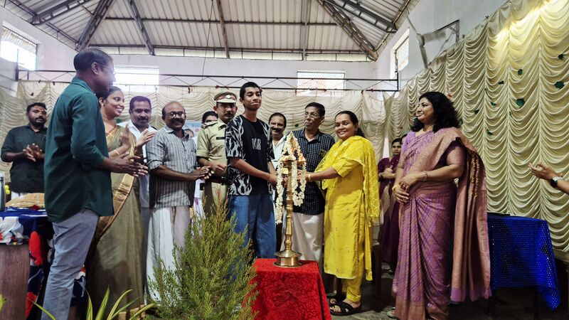 പ്രമാണം:22058 tsr sslctopperaward.jpg