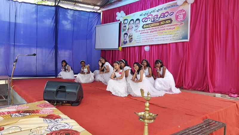 പ്രമാണം:25057 mikavulsavam.jpg