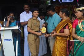 ലിയോണ മേരി റോയ് ട്രോഫി പഞ്ചായത്ത് പ്രസിഡന്റ് ആൻസി ജോസ് പെരുമ്പള്ളിക്കുന്നേലിൽ നിന്ന് ഏറ്റുവാങ്ങുന്നു