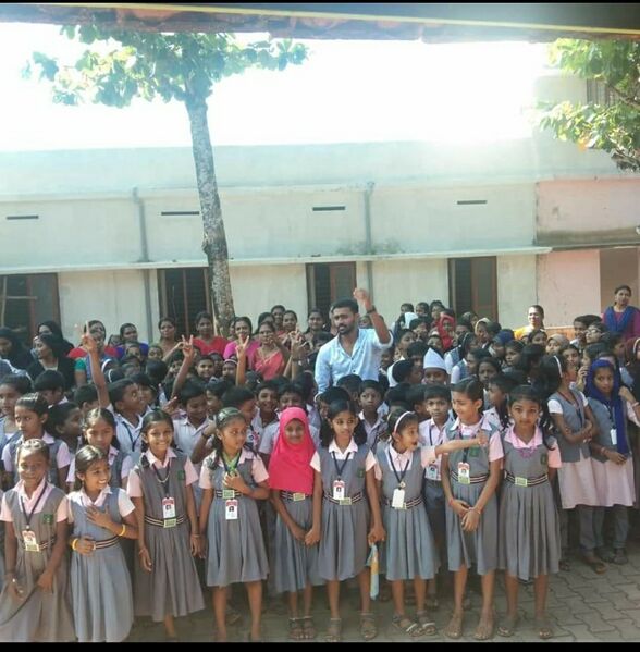 പ്രമാണം:40230 anas and pupils.jpg