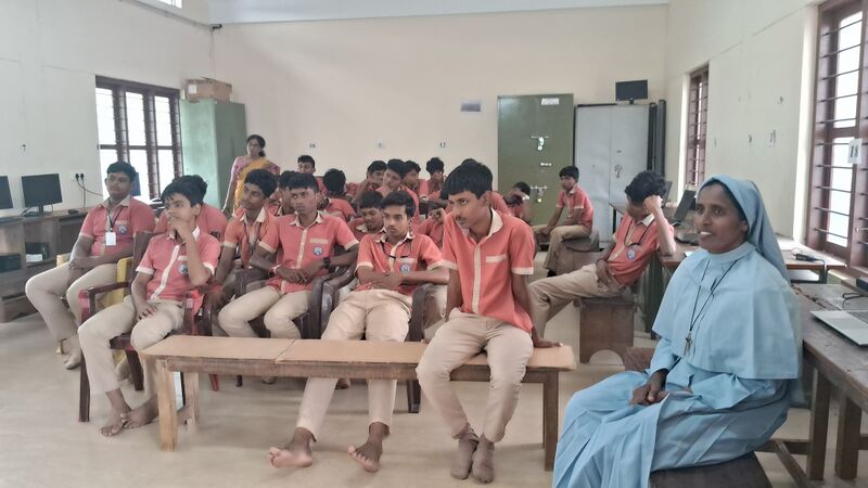 പ്രമാണം:44046 lk23 roboclass2.jpg