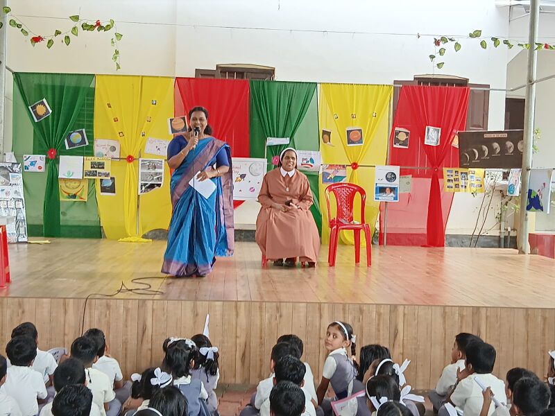 പ്രമാണം:4444301 moon3.jpg