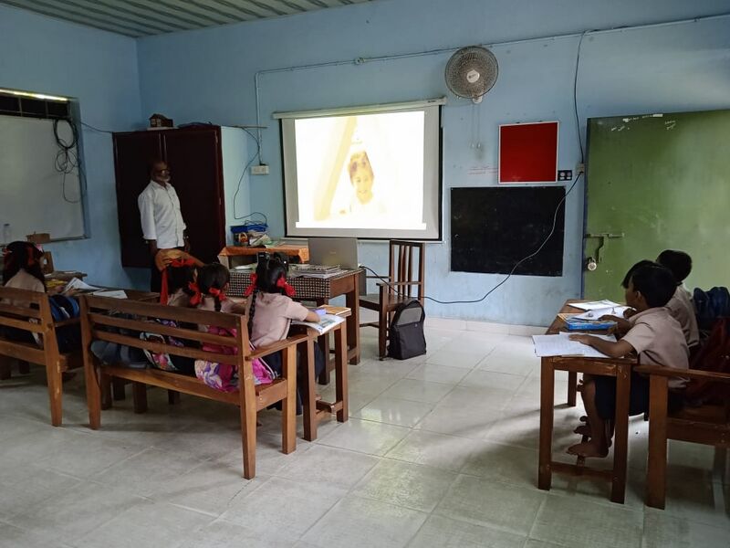 പ്രമാണം:Smart classroom(std2).jpeg