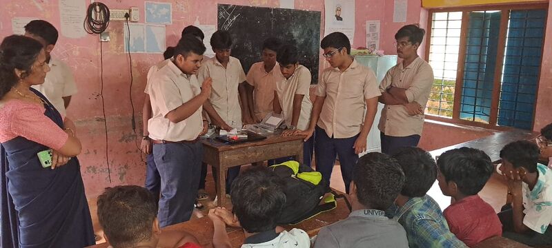 പ്രമാണം:36045 introducing arduino kit2.jpg